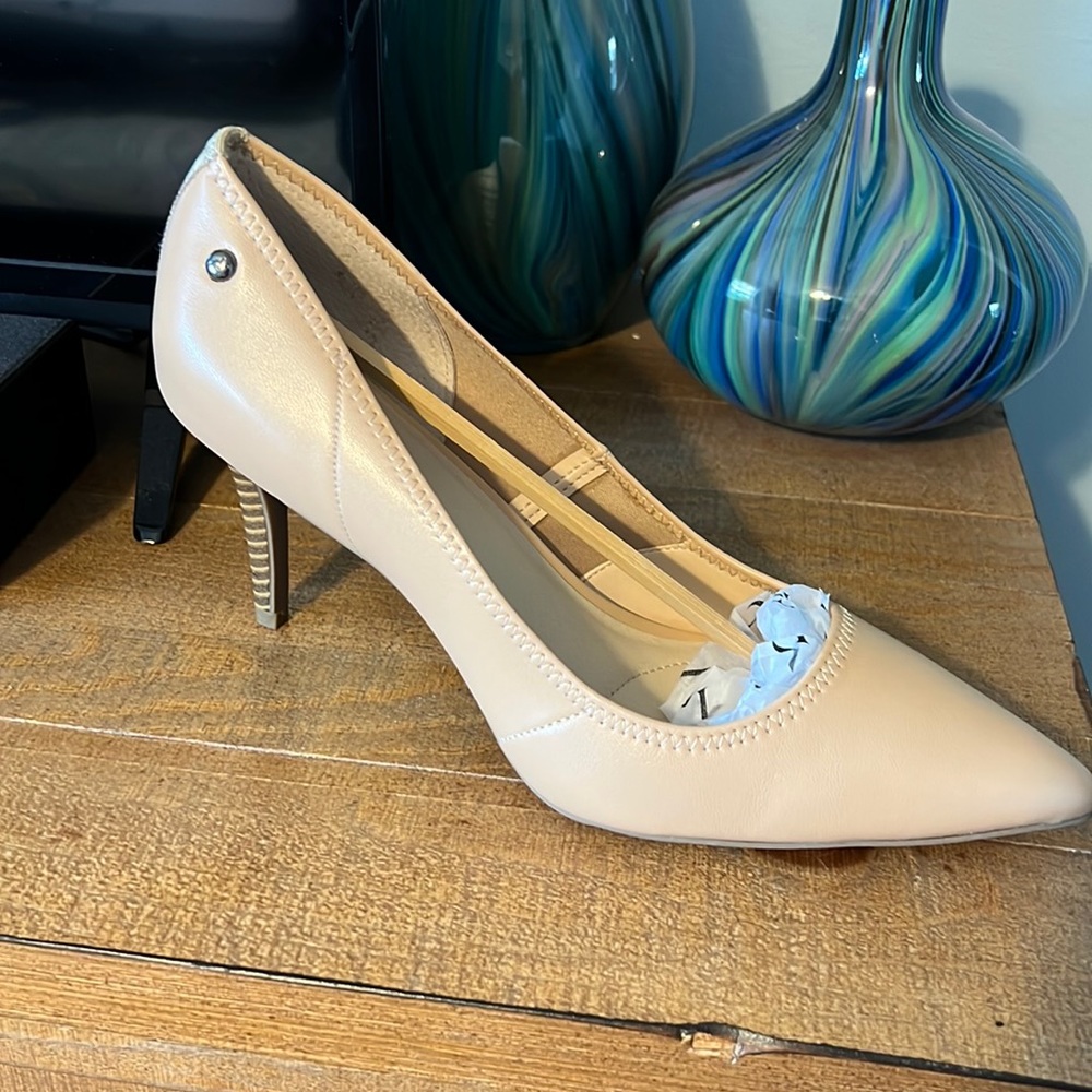 Stevie heels by Simply Vera. Size 10. Color: nude. Never worn. New in box.